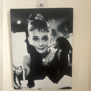 8x6 canvas wall art Breakfast at Tiffany’s Aubrey Hepburn. Ready to hang easily.
